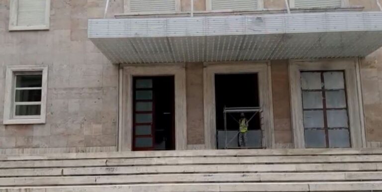 Protesta e sotme, blindohet Kryeministria (VIDEO)