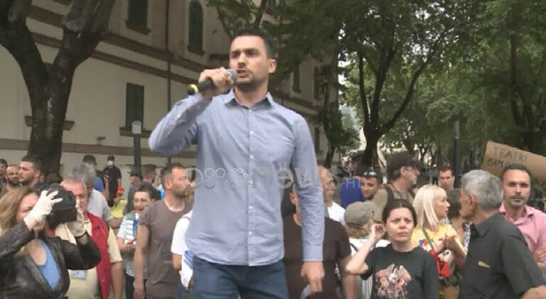 Aktivisti: Nuk ka më gjykata, nuk kemi ku të drejtohemi, ku janë ndërkombëtarët, poshtë diktatura!