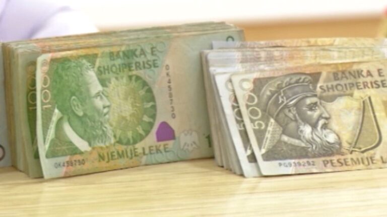 Bie kredia, rriten depozitat, pandemia përgjysmoi huanë e dhënë nga bankat në muajin mars