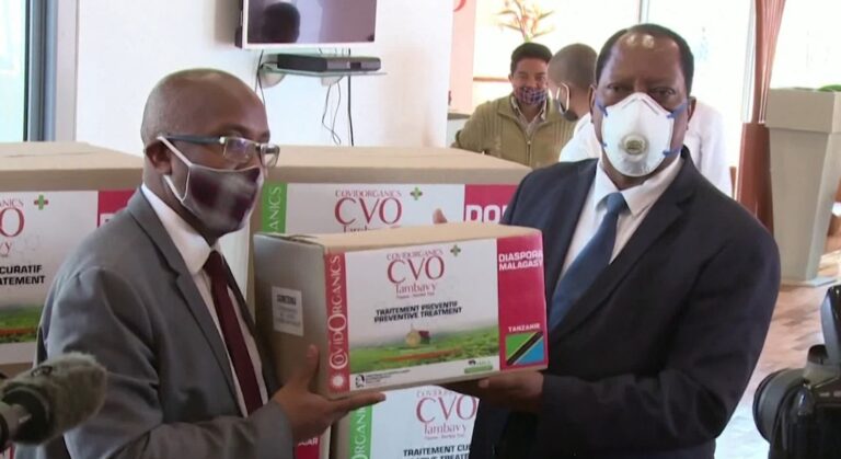 Madagaskari kurë për Covid-19, promovohet pija me bazë bimore me veti antimalarike