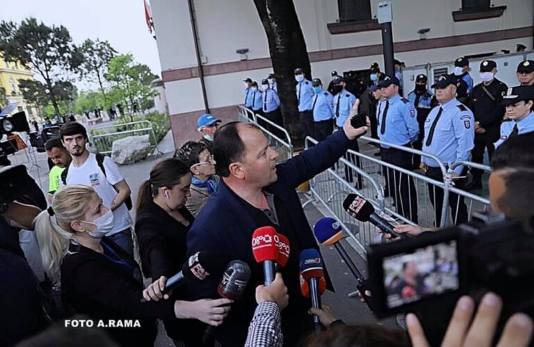 Maliqi denoncon skandalin: Lleshaj dhe padroni i tij i Surrelit kanë nxjerrë 4 mijë policë për protestën e artistëve