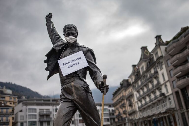 Në Paris, statujat me maska kundër Covid-19