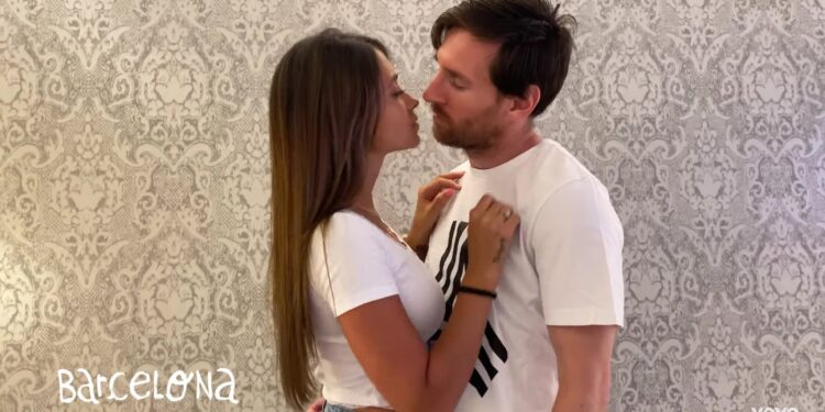 Messin siç nuk e keni parë, shkëmben puthje të nxehta me Antonellën (VIDEO)