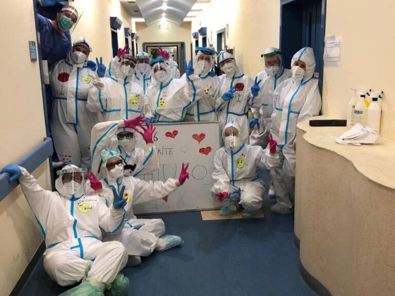 Mbyllet pavioni në një spital të Parmës, videoja e mjekëve dhe infermierëve mallëngjen rrjetit