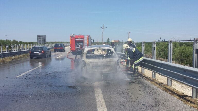 Defekt teknik, makina shpërthen në flakë në autostradë
