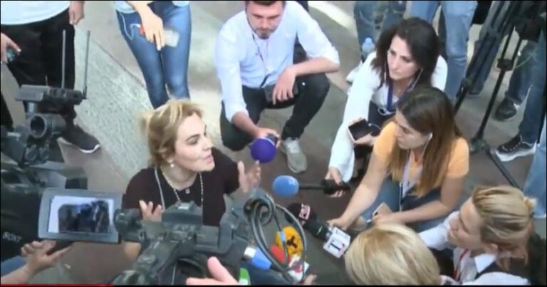 Dhuna ndaj studentëve revolton kryetaren e LSI-së, Monika Kryemadhi ulet në shesh. Basha niset drejt protestës
