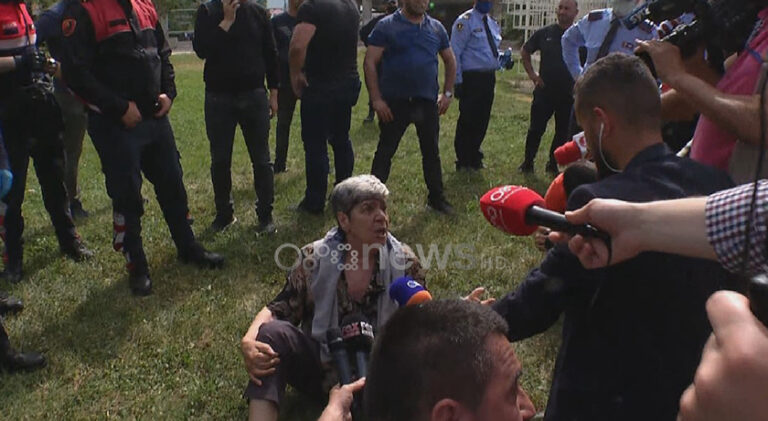 Qytetarët tentojnë të çajnë korridorin e policisë, revolta e pensionistes: Qeveri m***, të ngrihet i gjithë populli!