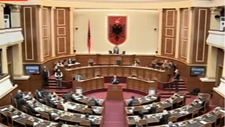 Deputeti i opozitës kërkon 1 minutë heshtje për shembjen e Teatrit, Ruçi: Ulu aty, ulu!