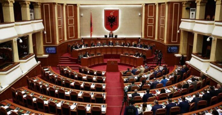 “Ç’punë kanë me koalicionet pazarxhinjtë më ordinerë të 30 viteve në Kuvend”