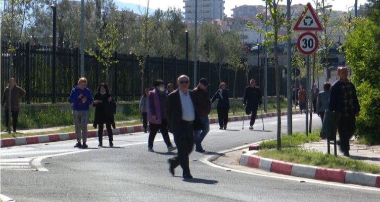 Rregullat e reja: Sot dalin pensionistët dhe prindërit me fëmijë