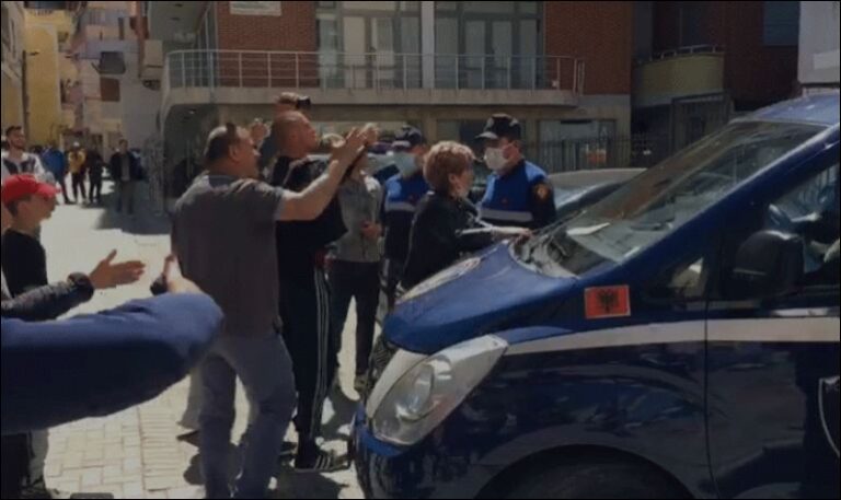 VIDEO/ “Motër q**, lirojeni!”, të afërmit shpërthejnë në thirrje jashtë gjykatës në Pogradec, lihet në burg 18-vjeçari që kundërshtoi policët. Nëna në lot: Ishin civilë, na hynë në shtëpi e na kanë tërhequr zvarrë