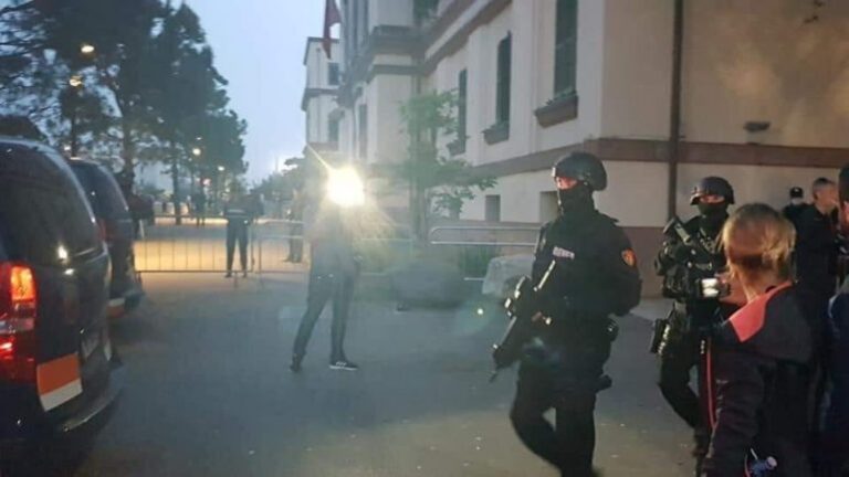 Policët ndërhynë me armë zjarri në teatër, PD publikon pamjet