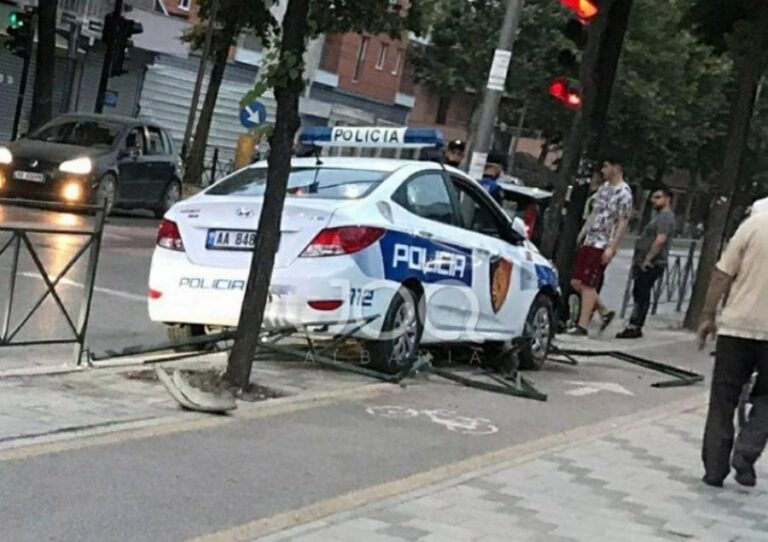 Makina e policisë nuk ndalon në semafor, përplaset me kangjellat e rrugës