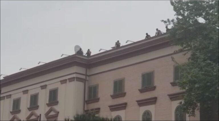 VIDEO/ Rama dislokon policinë në taracën e MB, qytetarët nuk frikësohen, sa vijnë dhe bëhen më të shumtë