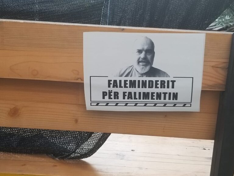 Lokali në Tiranë falënderon Edi Ramën për falimentimin (FOTOT)