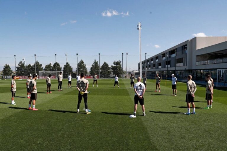 Yjet e Real Madridit mbajnë një minutë heshtje për viktimat e pandemisë (VIDEO)