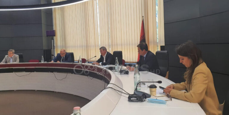 Mbledhja e Këshillit Politik, debate të forta mes Gjiknurit-Vasilit dhe Bylykbashit