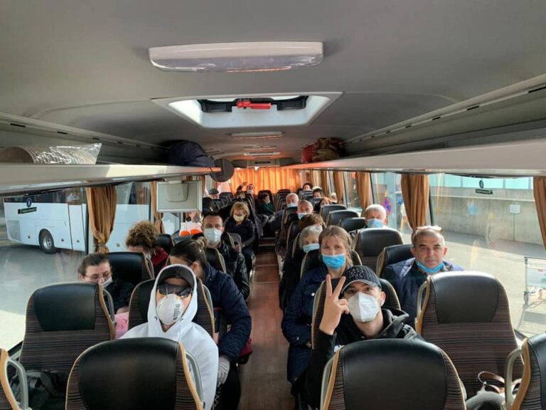 Riatdhesohen nga SHBA-ja mbi 220 qytetarë shqiptarë, ja çfarë shkruan ambasadorja