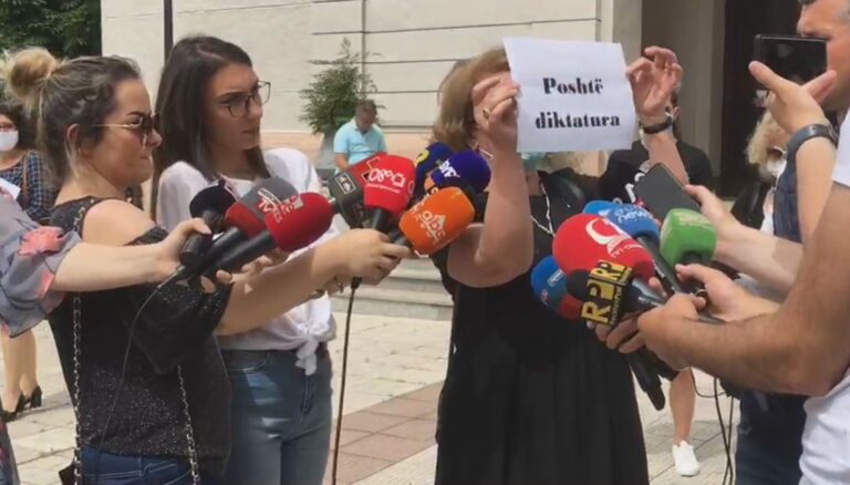 Shembja e Teatrit një ëndërr e keqe, Rita Gjekës i mbarojnë fjalët për Ramën: Poshtë diktatura!