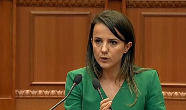 ”Quhem Rudina Azem Hajdari”/ Deputetja flet pas shkarkimit: Në Kuvend ka njerëz që duan llokma