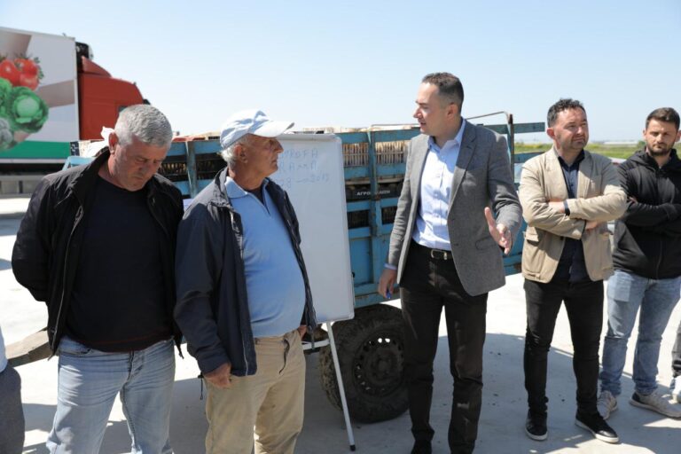 Salianji takim me fermerët në Lushnjë: Katastrofa Rama më e keqe se virusi. Bujqësia pa asnjë ndihmë