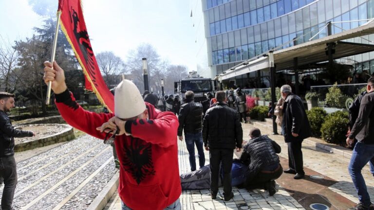 Shqipëria në sytë e medias greke: Protesta e dhunë për shkak të prishjes së Teatrit