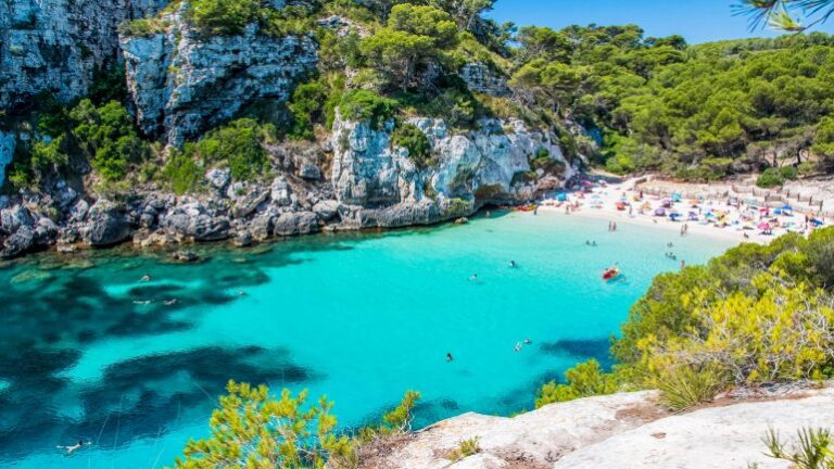 Spanja i hap rrugë turizmit, heq karantinën 14 ditore për udhëtarët