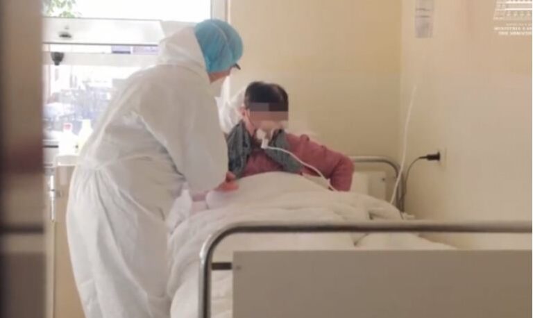 “Ishte shumë e rëndë, tmerrohem kur e kujtoj”! Pacientja tek Infektivi rrëfen vështirësitë e COVD, Manastirliu: U rikthye në jetë, pasi pa vdekjen me sy!