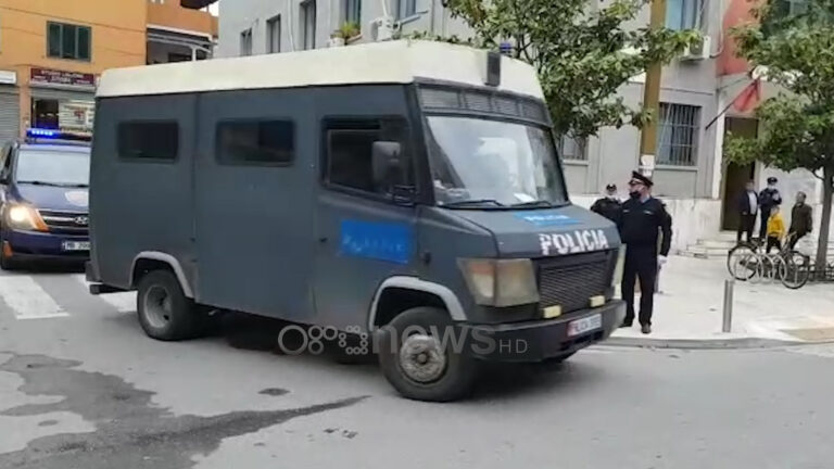 Blindohet gjykata e Durrësit, mbërrijnë dy të arrestuarit për 4 vrasjet në Durrës