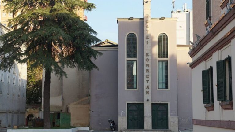 Këshilli Bashkiak i Tiranës vendos të hënën për shembjen e Teatrit Kombëtar