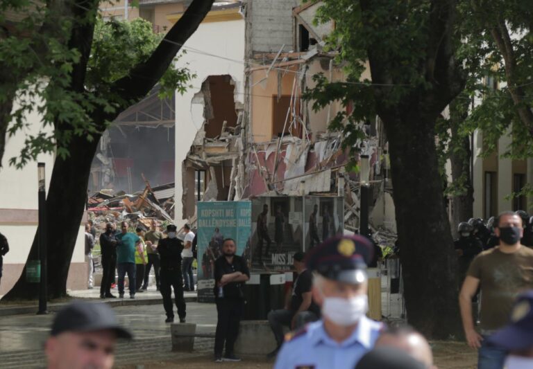 Pas rrahjes dhe burgosjes së aktorëve, Rama shkruan për artin në Twitter