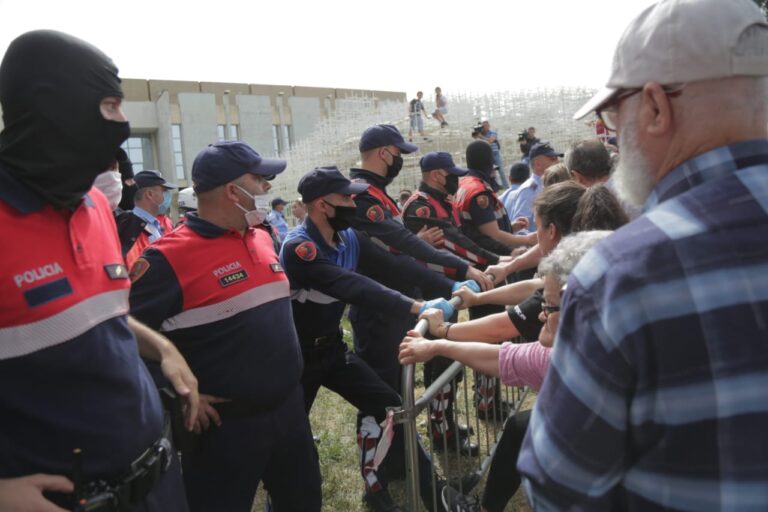 Dy “kyçen” në shtëpi, të tjerët jashtë: Jepet masa e sigurisë për të ndaluarit e protestës për Teatrin