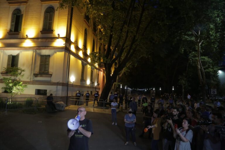 FOTO/ Vijon beteja – Robert Budina me megafon, njofton orën e protestës së radhës: Qytetarët do mposhtin mafien!