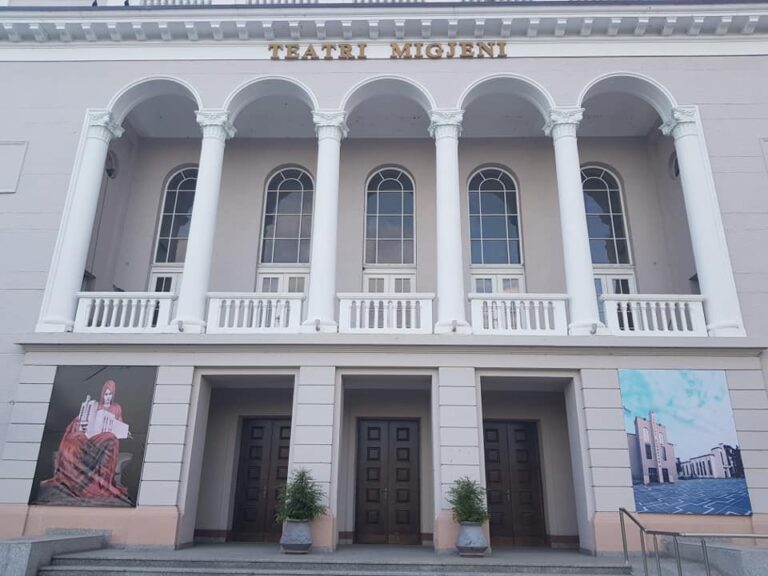 Solidaritet/ Teatri “Migjeni” vendos dy imazhe të Teatrit Kombëtar