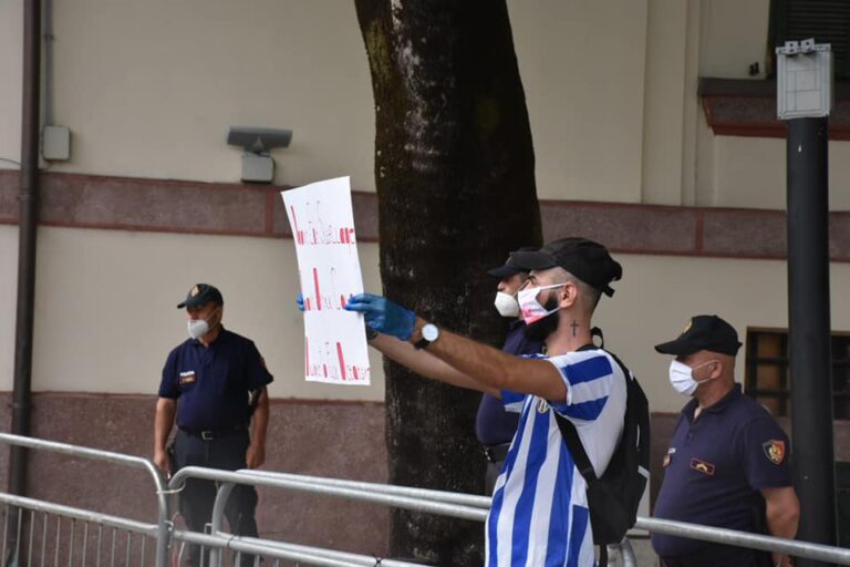 Tifozi i Tiranës proteston në një mënyrë të veçantë në shesh