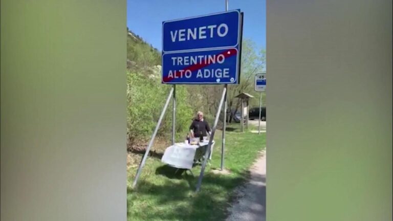 Pas më shumë se dy muajsh në karantinë, nënë e bir presin tortën e ditëlindjes në kufi
