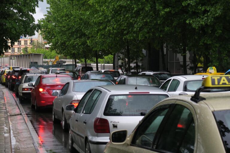 E hëna rikthen trafikun në Tiranë