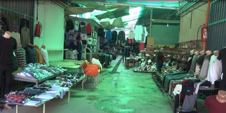 Asnjë shitje në dy ditë, tregtarët në Elbasan rrezikohen nga falimenti