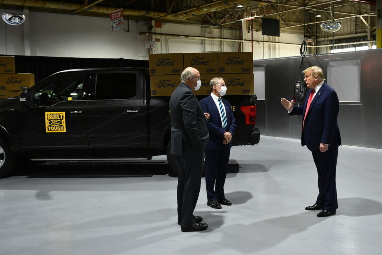 Vizitoi kompaninë ‘Ford’ pa maskë, presidenti Trump ironion gazetarët: S’më duhet sot bërë testin