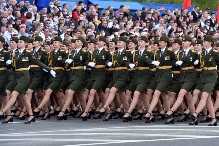 Bjellorusia injoron Covid-19, nxjerr bukuroshet e ushtrisë (FOTO)