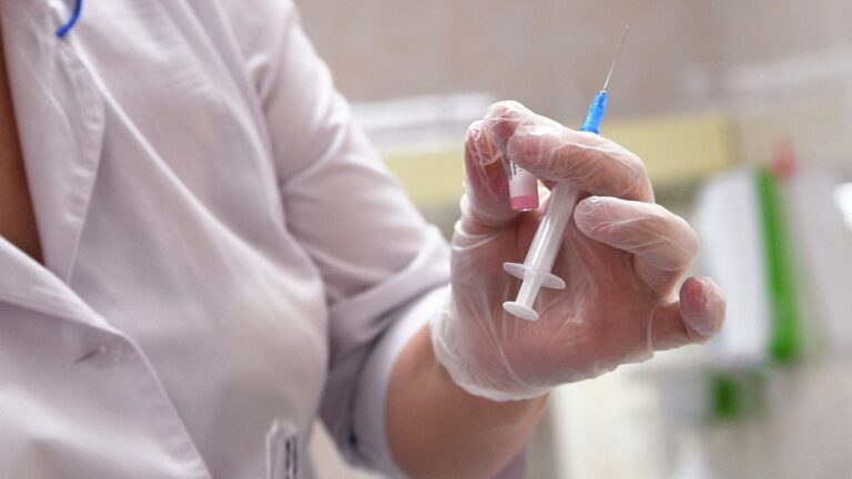 Shkencëtarët në Rusi testojnë vaksinën kundër Covid-19 te vetja