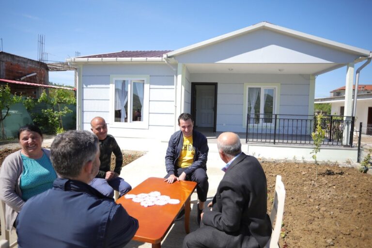 Veliaj i dorëzon çelësat e shtëpisë së re familjes Lami në Pezë-Helmës