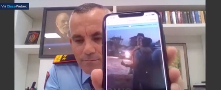 Policia rrahu 15-vjeçarin, Veliu nxjerr videon e mamasë së djalit me pistoletë
