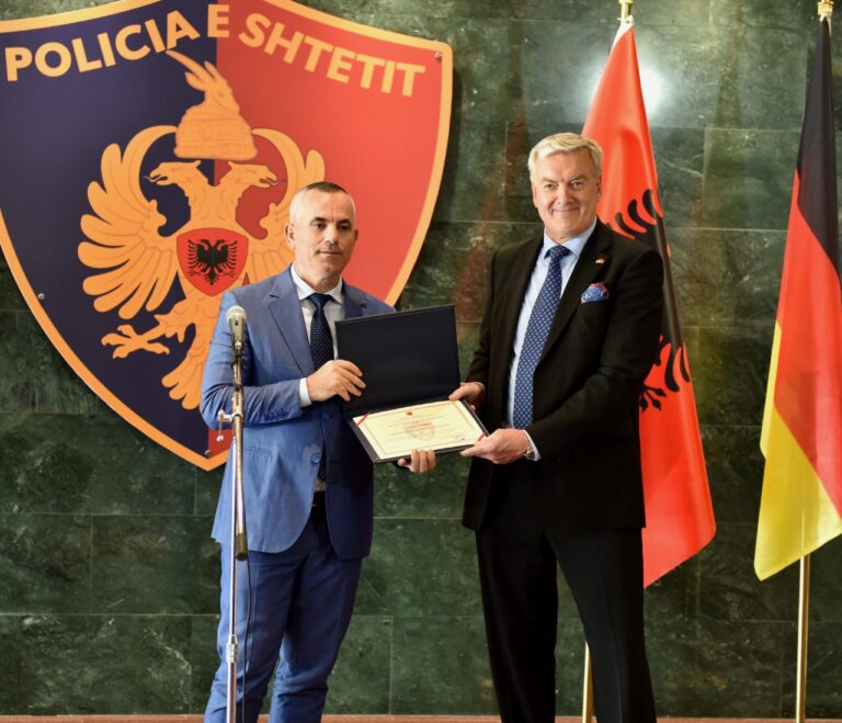 Veliu i akordon certifikatë “Për shërbime të dalluara”, Oficerit Ndërlidhës të BKA-së