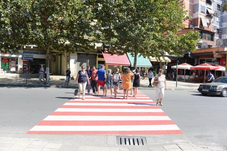 Aksident në Tiranë, makina i zë poshtë këmbën këmbësores te vijat e bardha