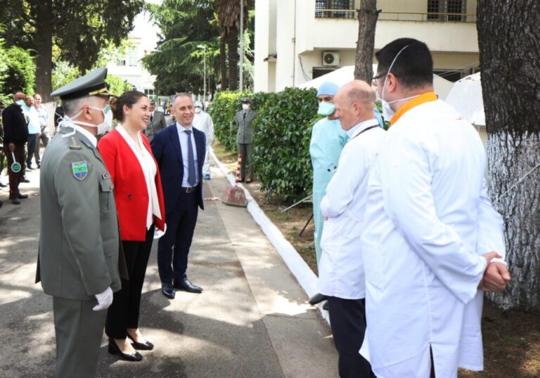 120 mjekë e infermierë ushtarakë, në luftë kundër virusit