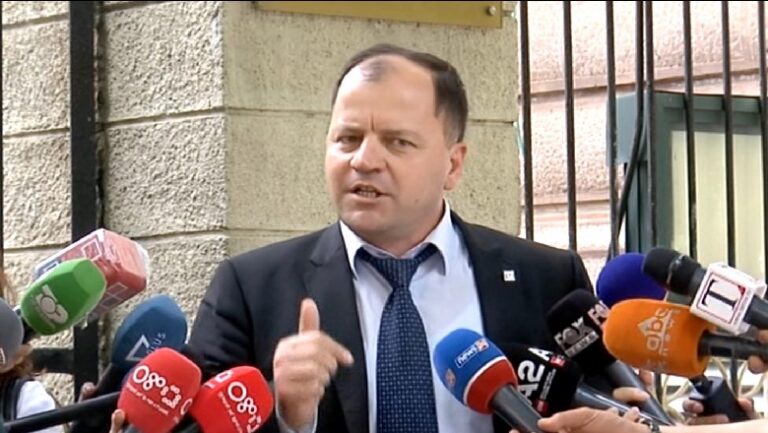 Maliqi-Ramës: Bëhu burrë dhe votoje Refomën Zgjedhore. Shtrëngo rripat dhe prano fundin