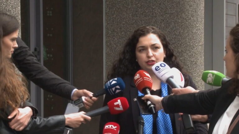 Vjosa Osmani: Ata që duan ndarjen e Kosovës po më sulmojnë mua dhe familjen time