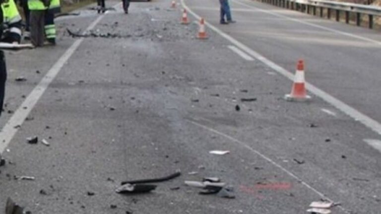 Përplasen makinat në autostradën Tiranë-Durrës, pasagjerja e plagosur niset për spital (Foto)