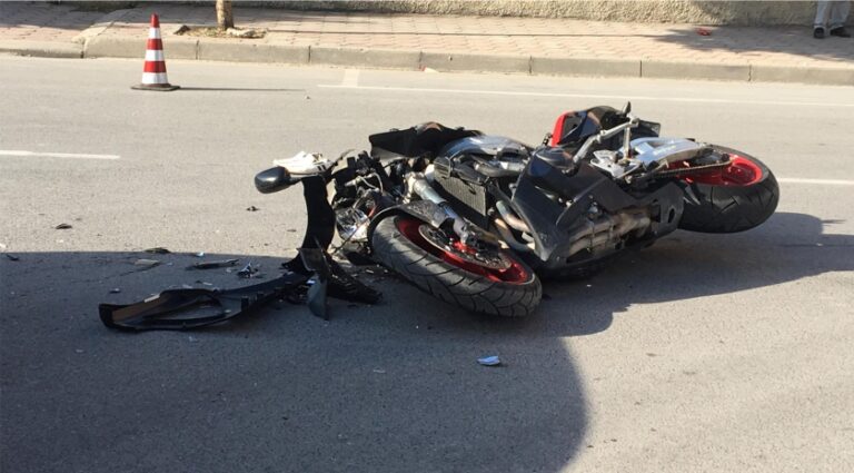 Makina përplaset me motorin në aksin Elbasan-Peqin, një i vdekur